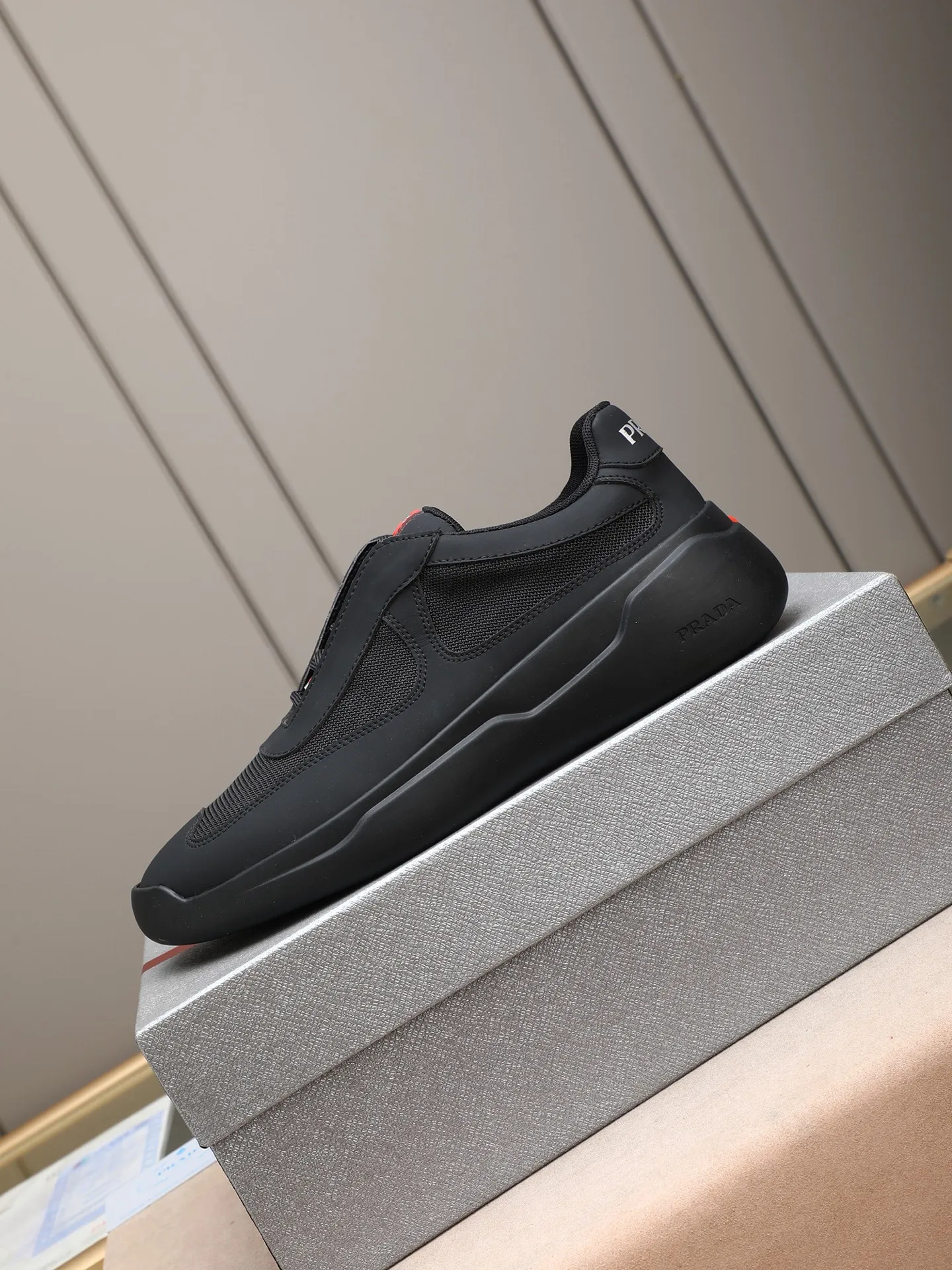Men's shoes💰420 Prada/Prada sneakers👟! Low-top lace-up sports shoes, fashionable and elegant style. Made of top-layer cowhide leather spliced ​​with breathable mesh. Soft, comfortable and breathable. Logo lettering on the tongue. Finely crafted details. Lightweight foam sole, fashionable and versatile‼ ️size: 38-44 (45 customized